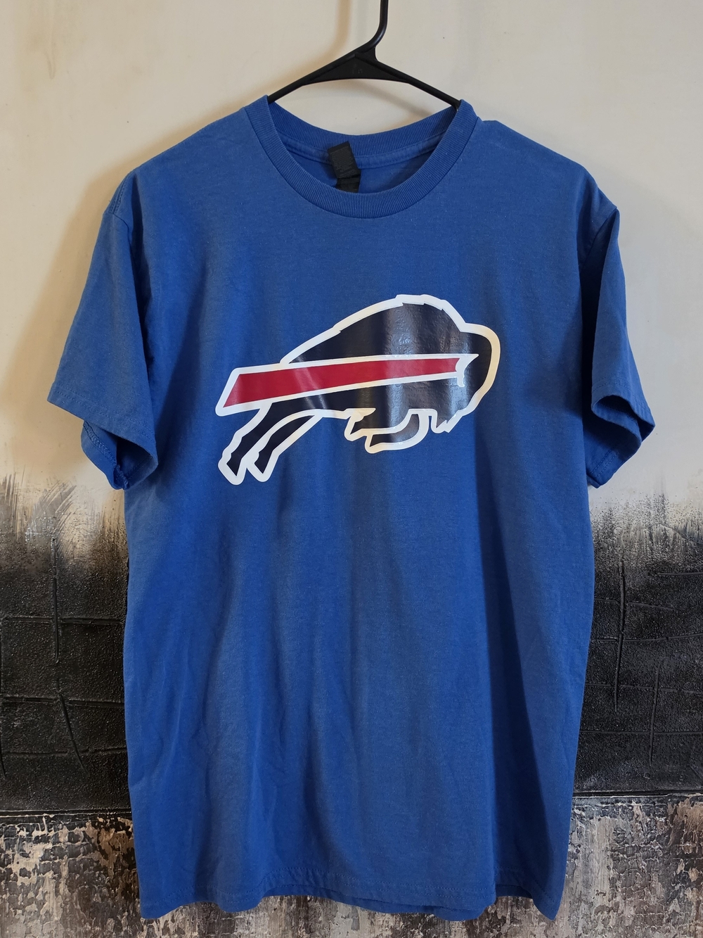 Gildan Men's Royal Blue Buffalo Graphic T‑Shirt with Red Accent